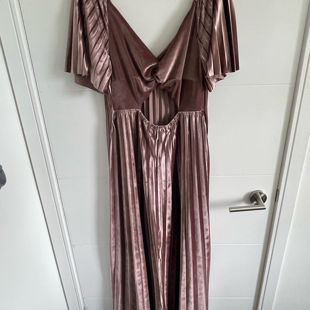 ASOS Pleated Velvet Maxi Dress in Dusty Rose - Picture 5 of 7